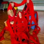 Der rote Schal aus 2, 3 - WIR!