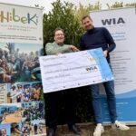 Ein großer Scheck von der WIA Ingenieurgesellschaft